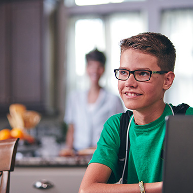 Imagen de estudiante con gafas