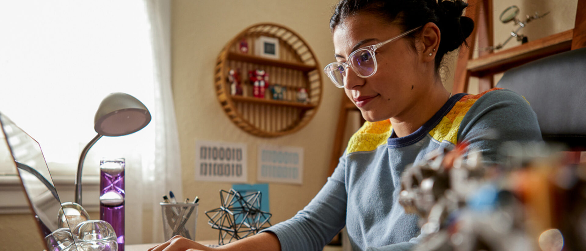 Imagen de estudiante con gafas