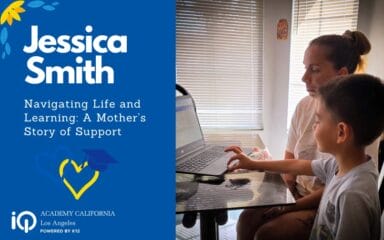 Jessica Smith y su hijo sentados juntos ante un ordenador. El texto superpuesto dice "Jessica Smith: Navegando por la vida y aprendiendo - La historia de apoyo de una madre".