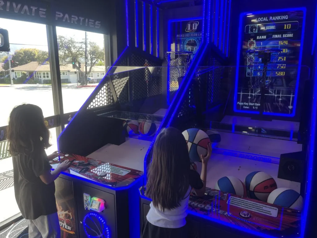 chica jugando al baloncesto 