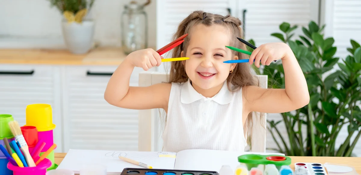 Niña jugando con colores