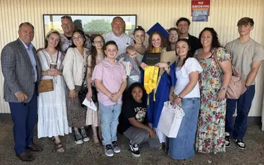Kaitlyn y su familia en su graduación.
