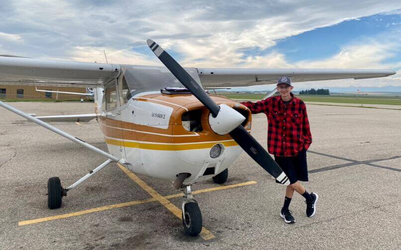 Derek posando junto a un avión.