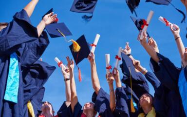 Estudiantes con togas de graduación