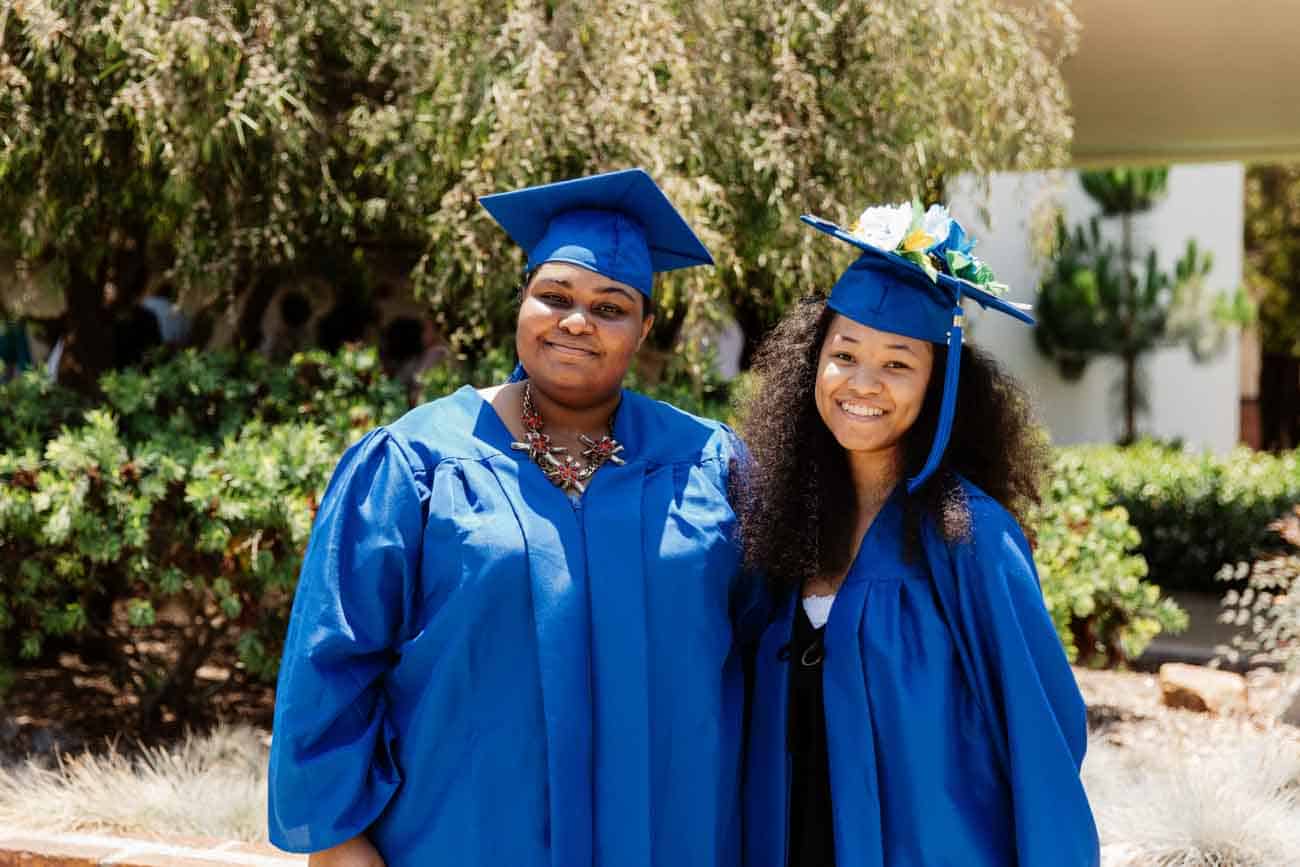 chicas felices en la graduación