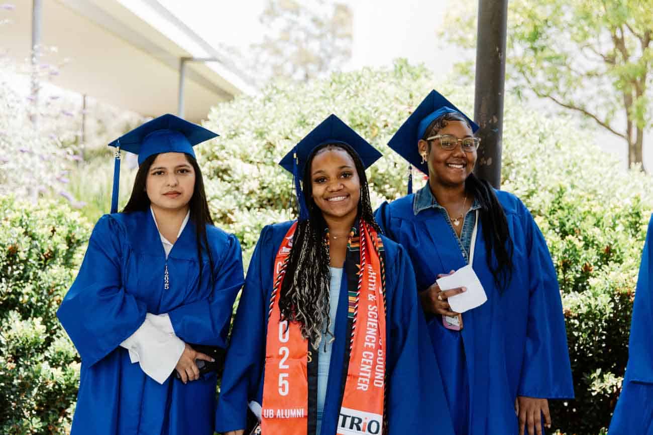 estudiantes sonriendo en la graduación