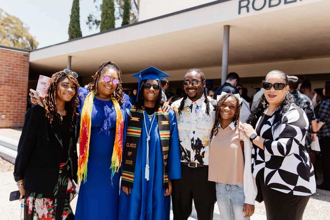 estudiante y familia en el acto de graduación