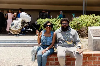 padres en la graduación sonriendo
