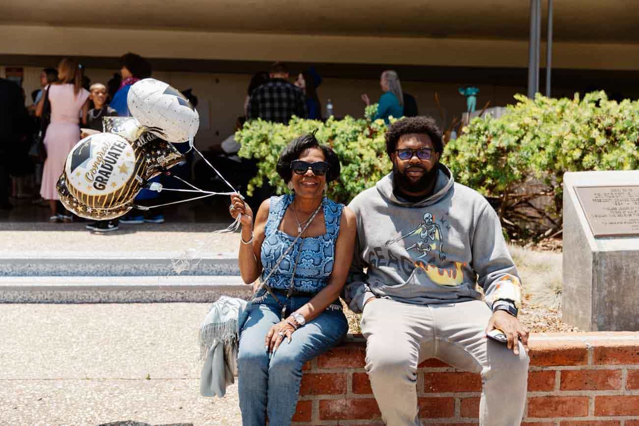 padres en la graduación sonriendo