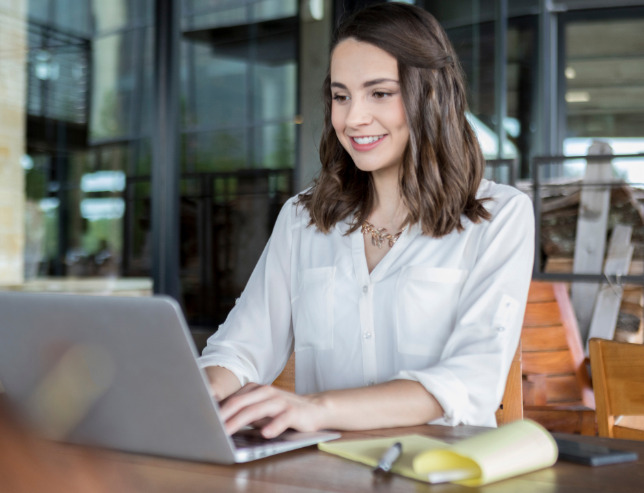 Chica de negocios trabajando en su ordenador