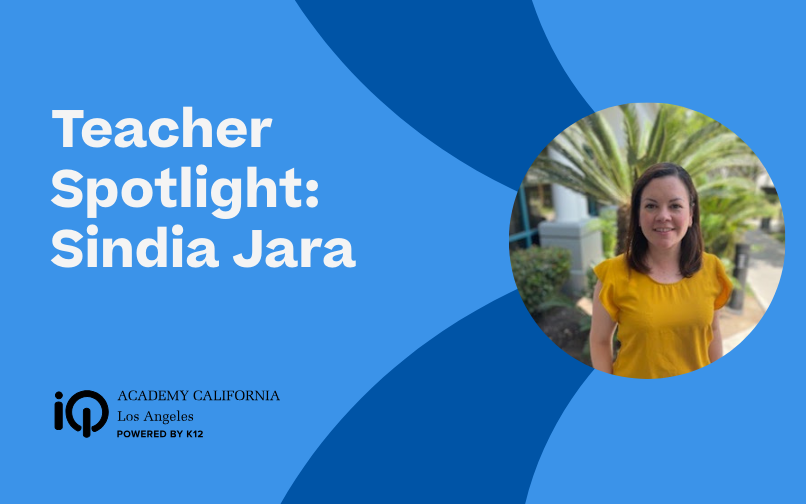Imagen gráfica en la que aparece «Sindia Jara» junto al logotipo de iQ Academy California – Los Ángeles. A la derecha, una fotografía muestra a la Sra. Jara de pie al aire libre con una camiseta amarilla y vegetación al fondo.