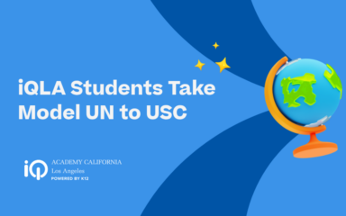 Imagen con fondo azul en la que se lee «Los alumnos de iQLA llevan el Modelo de las Naciones Unidas a la USC», en la que aparece un globo terráqueo sobre un soporte con pequeños detalles en forma de estrella y el logotipo de iQ Academy California Los Ángeles.