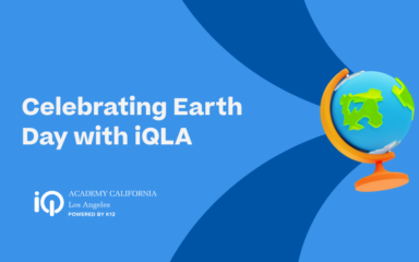Imagen promocional del Día de la Tierra con el texto «Celebrando el Día de la Tierra con iQLA», en la que aparece un colorido globo terráqueo azul y verde sobre un soporte, el logotipo de iQ Academy California–Los Ángeles y un fondo azul claro con curvas abstractas de color azul más oscuro.